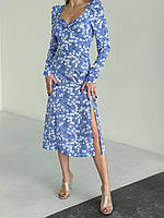 Легкое романтичное повседневное голубое платье из софта длины миди в цветочный принт с разрезом по ноге