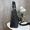 Жіноча сумка з вінцем брелоком стиль Guess чорна, фото 3