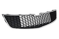 Решітка радіатора Chevrolet Cruze 2009-2012 між логитом і номером хром/чорний 95225615 без емблеми