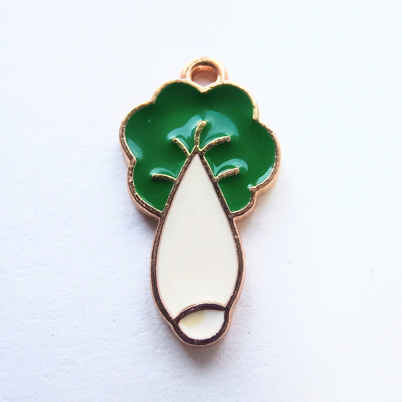 Подвеска Finding Кулон шарм редька Золотистий зелена біла емаль 23 мм х 13 мм