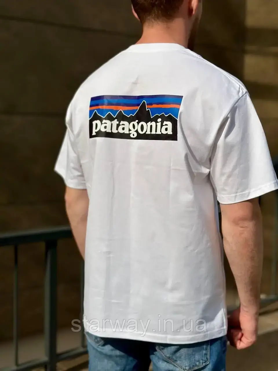 Стильна біла футболка patagonia