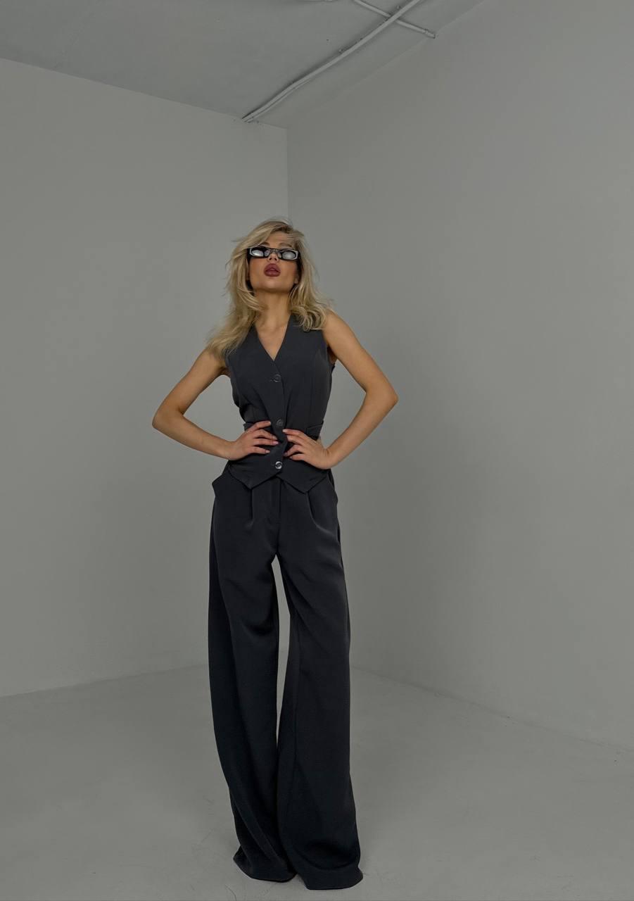 Женский костюм-двойка графитового оттенка: жакет и брюки прямого кроя из костюмной ткани - фото 7 - id-p2199262847