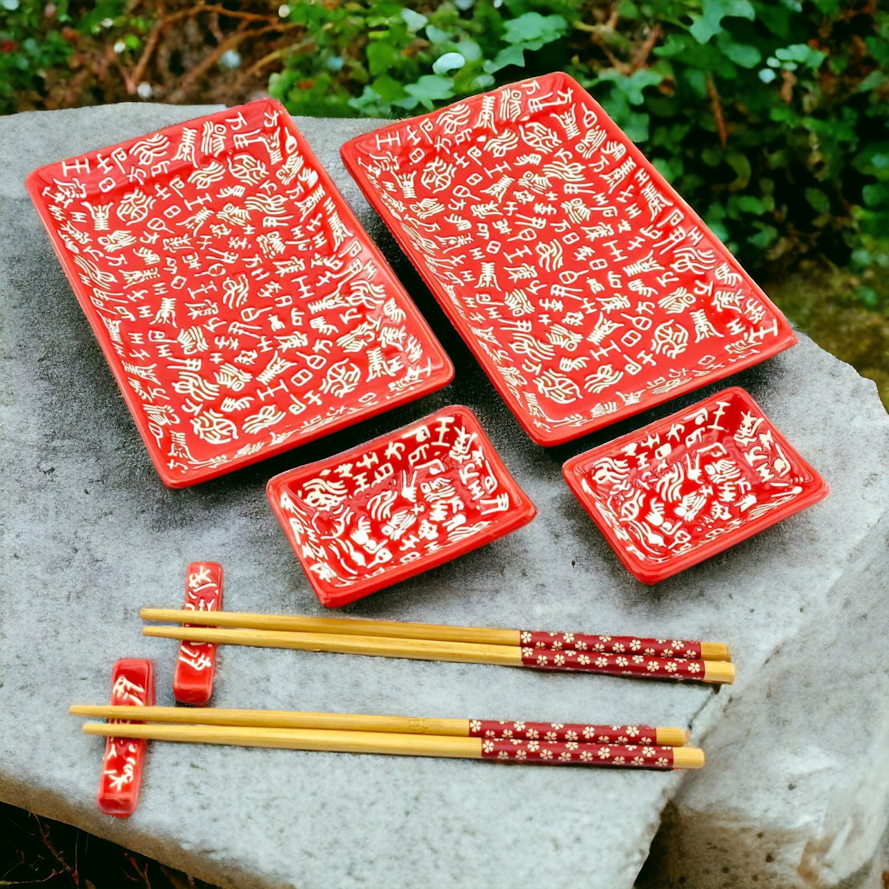 Керамічний набір посуду для суші на 2 особи 28х28,3х3,5 см Ієрогліфи на червоному тлі в подарунковій упаковці