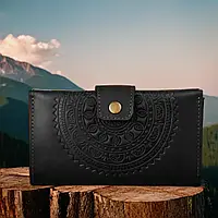 Шкіряний гаманець жіночий чорний ручної роботи довгий з тисненим орнаментом "Мандала"
