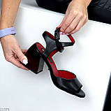 Жіночі стильні сучасні глянсові босоніжки LUX на зручному підборі колыр Чорний взуття жіноче, фото 5