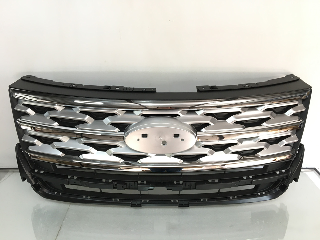 Решітка радіатора grill Ford Explorer 17-19 JB5Z-8200-AK срібло, фото 1