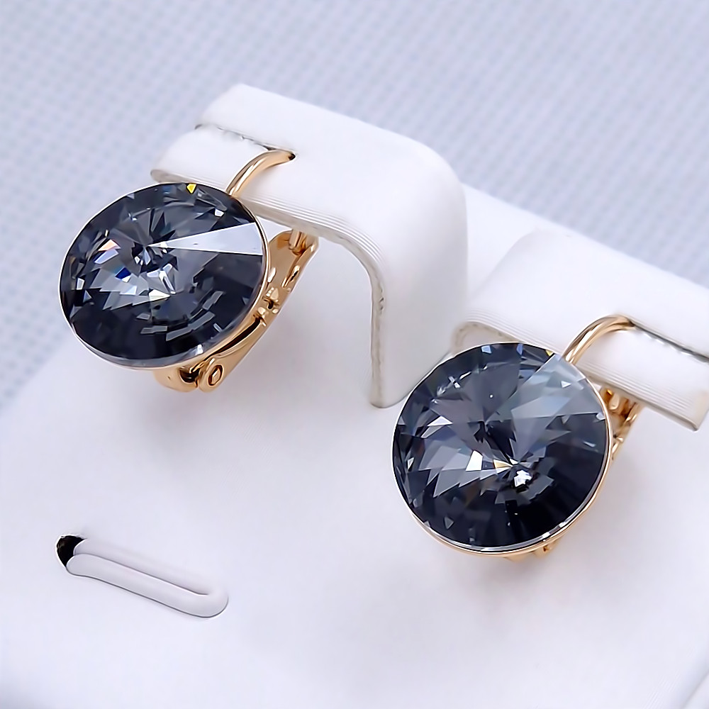 Сережки XР. Позолота 18К. Камені: Swarovski чорного кольору. Довжина: 18 мм. Ширина: 10 мм.