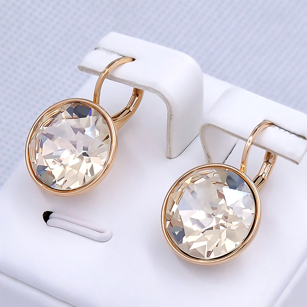 Сережки XР. Позолота 18К. Камені: Swarovski ніжно-жовтого кольору. Довжина: 23 мм. Ширина: 14 мм.