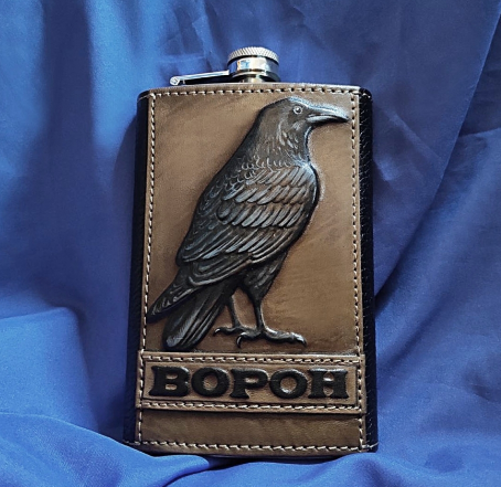 Фляга подарункова "Ворон" ручної роботи в натуральній шкірі з 3D-тисненням і ручним розписом, фото 1