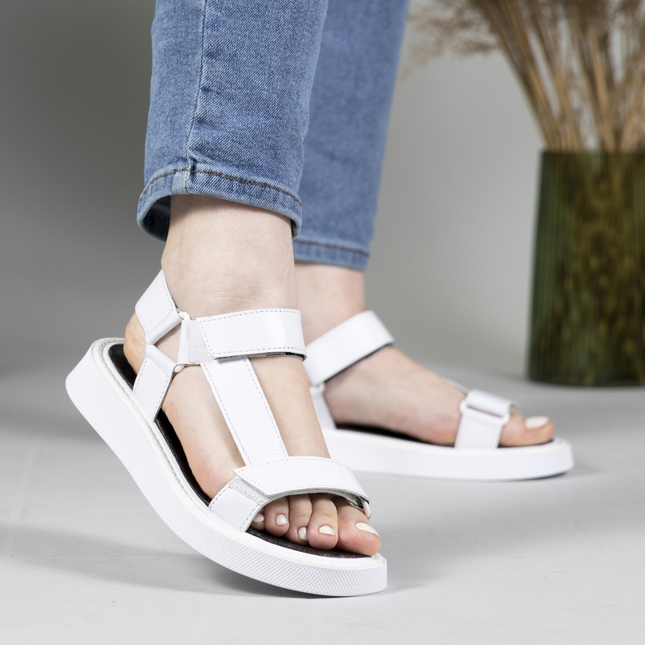 Босоніжки жіночі білі шкіряні