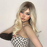 Перука блондинки з затемненими коренями, перука блондинки хвиляста, фото 5