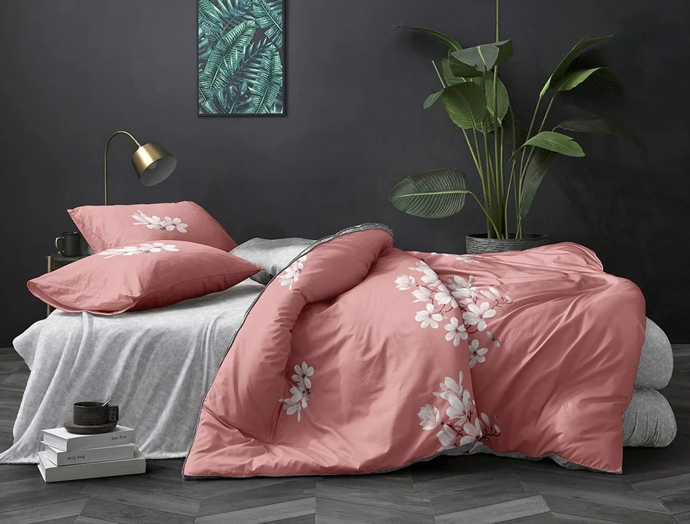 Тканини компаньйони 220 см для пошиття постільної білизни Бязь Gold Lux квітковий принт на кораловому (A+B) рулони (50 м+50 м)