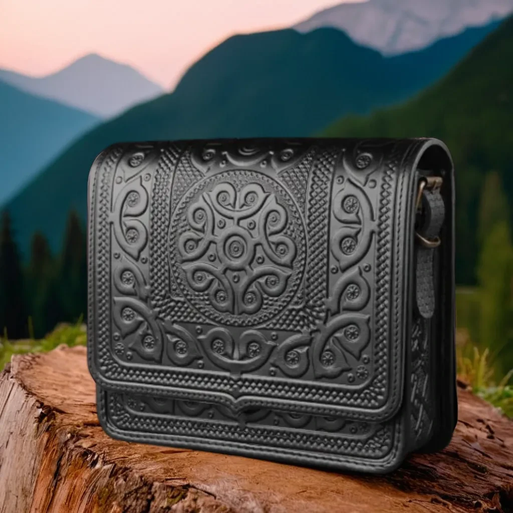 Шкіряна карпатська сумка з тисним орнаментом “Баранці” чорного кольору, 21х24х9 см, фото 1