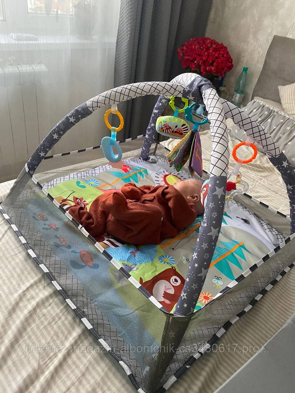 Детский развивающий коврик для новорожденных и младенцев с погремушками бортиками дугами и игрушками. - фото 5 - id-p1416548172