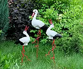 Сім'я з трьох лелек для саду, лелека з аистенками - садові фігури з кераміки на металевих лапках