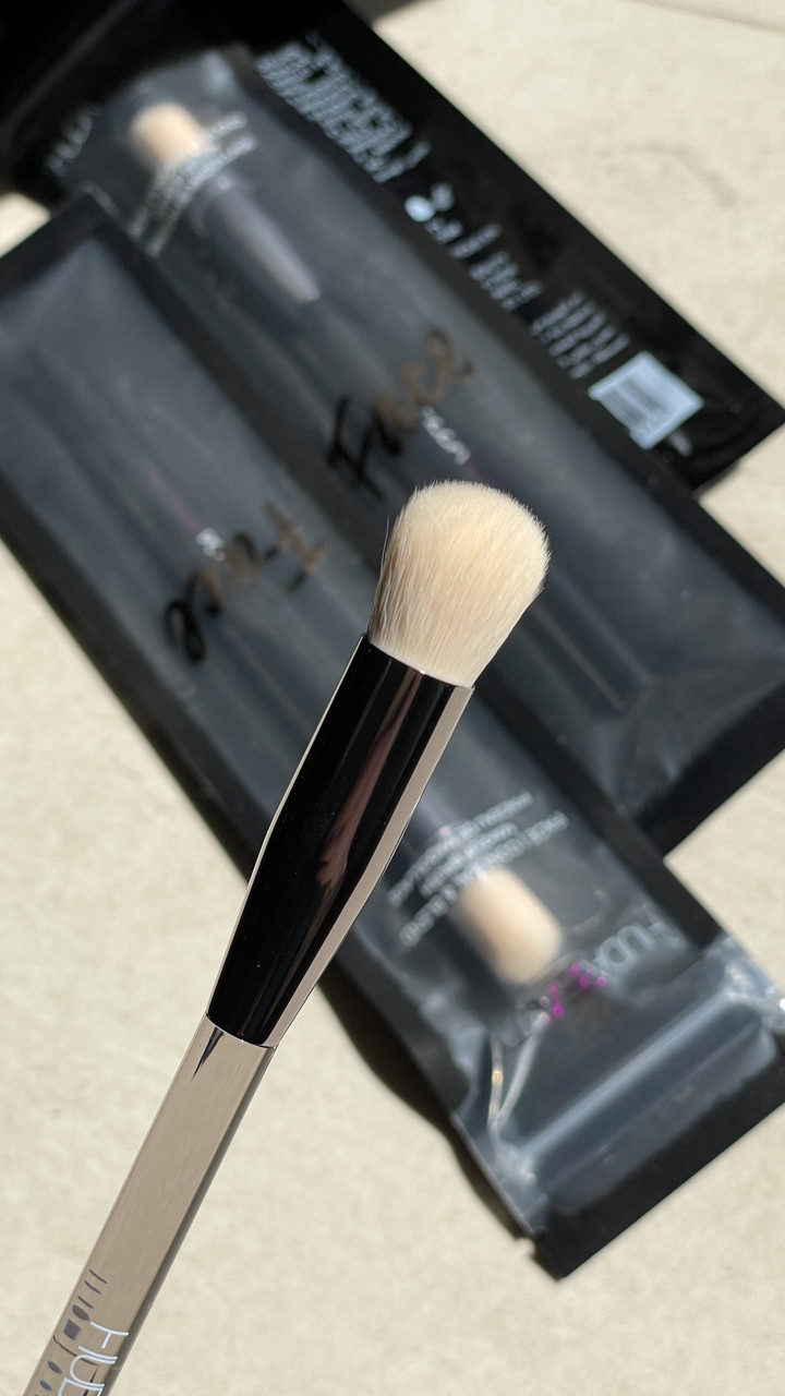 Кисть для консилера Huda Beauty Face Conceal & Blend Brush - фото 3 - id-p2200756641