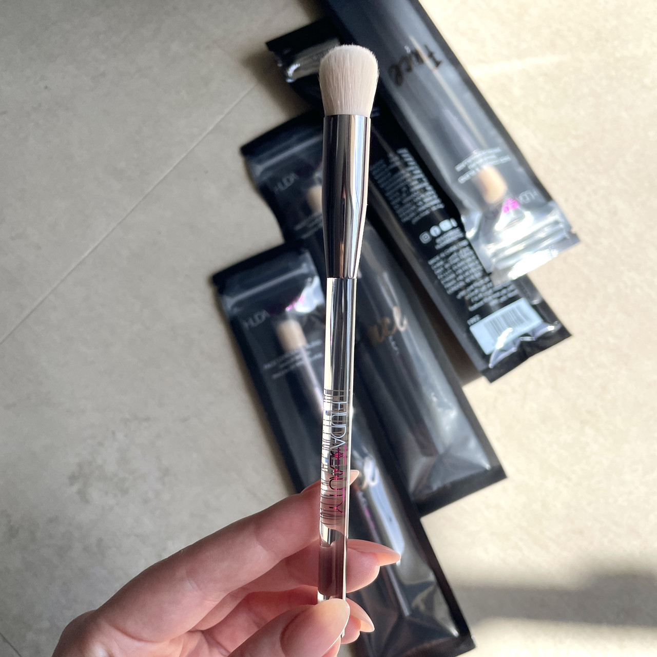 Кисть для консилера Huda Beauty Face Conceal & Blend Brush - фото 1 - id-p2200756641