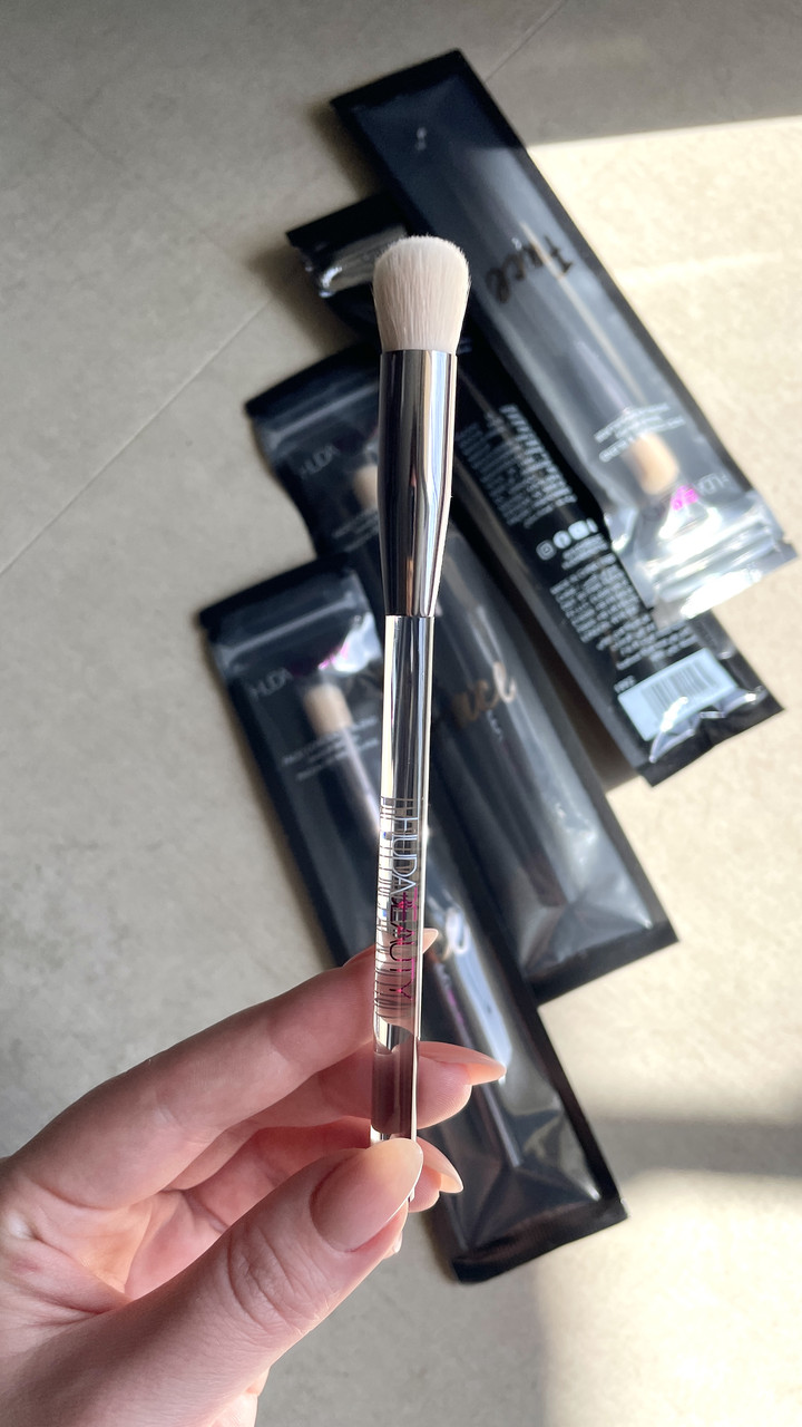 Кисть для консилера Huda Beauty Face Conceal & Blend Brush - фото 2 - id-p2200756641