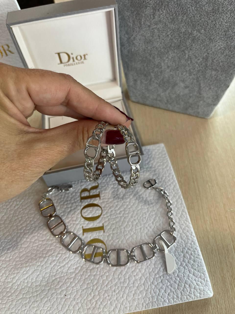 Набір кольє, браслет та сережки від Dior.