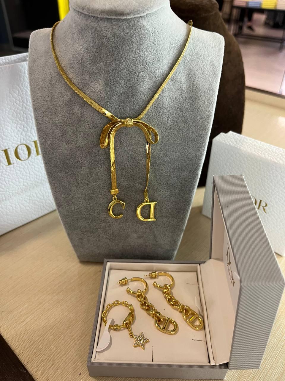 Набір кольє, сережки та каблучка від Dior.