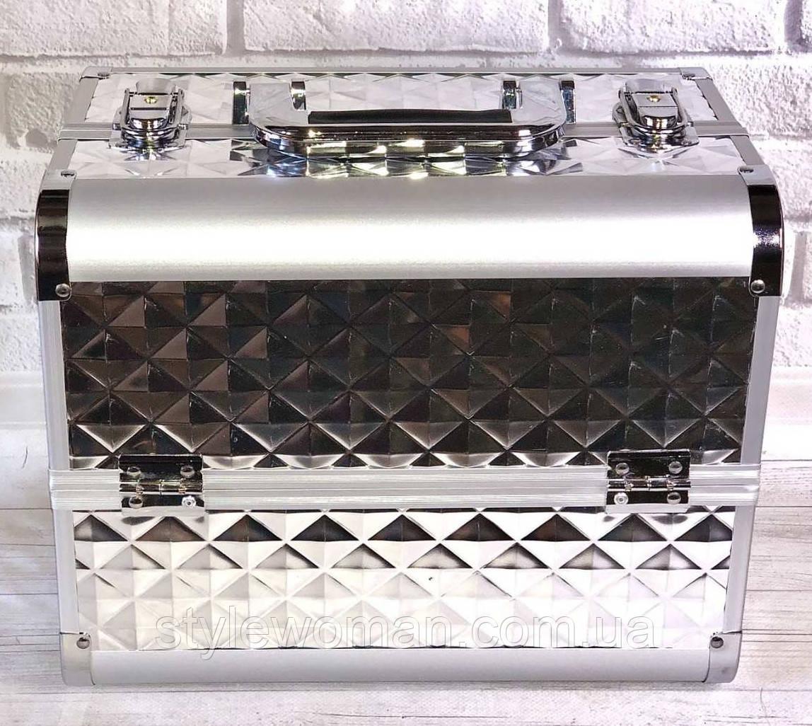 Бьюти кейс алюминиевый чемодан с ключом серебро кубы объемные ромбы - фото 2 - id-p962758165