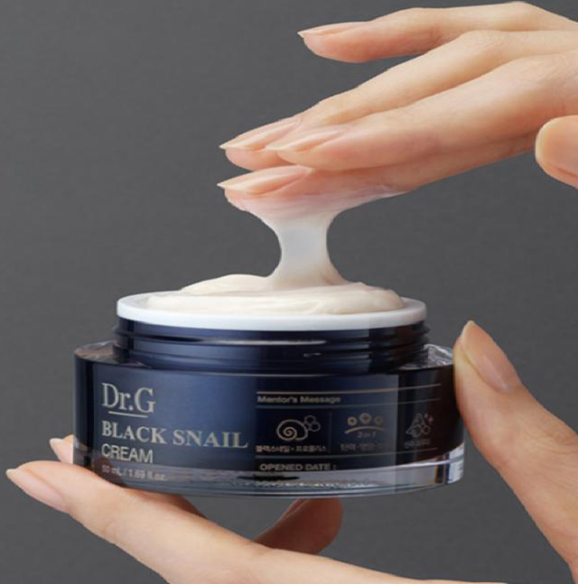 Поживний крем із муцином чорного равлика Dr.G Black Snail Cream
