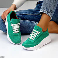 Зеленые изумрудные замшевые женские кроссовки натуральная замша на белой подошве