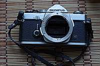 Фотоапарат Olympus OM-1 з ремінцем
