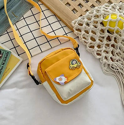 Жовта дитяча сумочка зі значками. Сумка через плече. Сумочка для телефона. Сумочки для дитини.