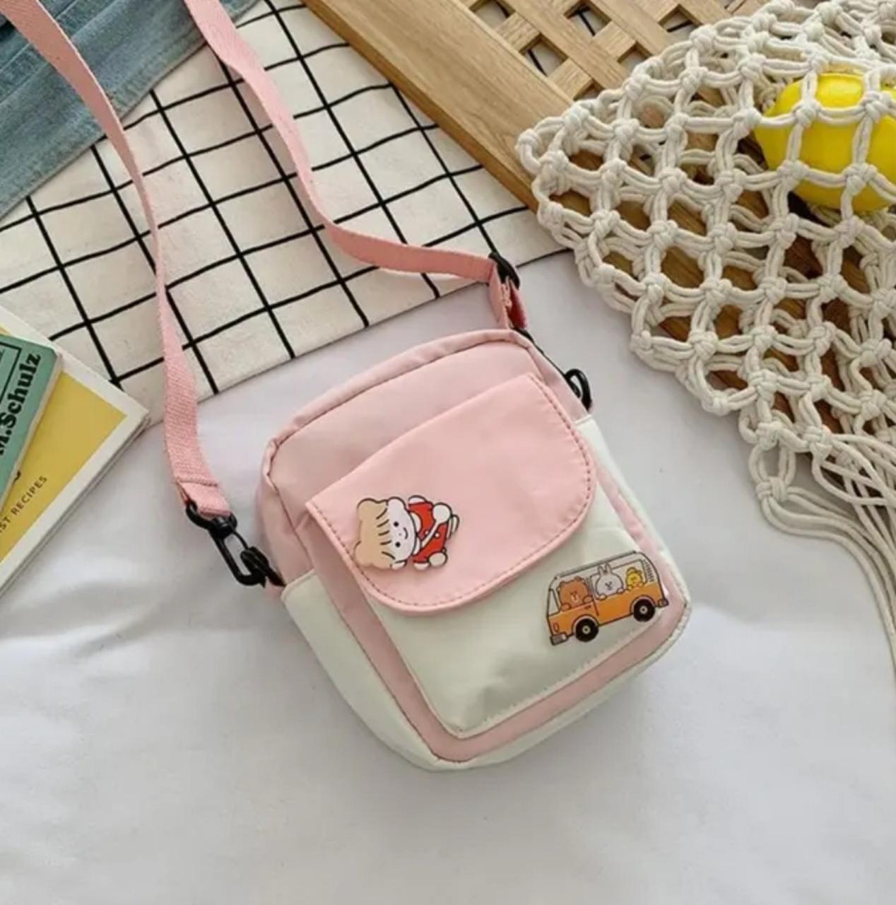 Рожева дитяча сумочка зі значками. Сумка через плече. Сумочка для телефона. Сумочки для дитини.