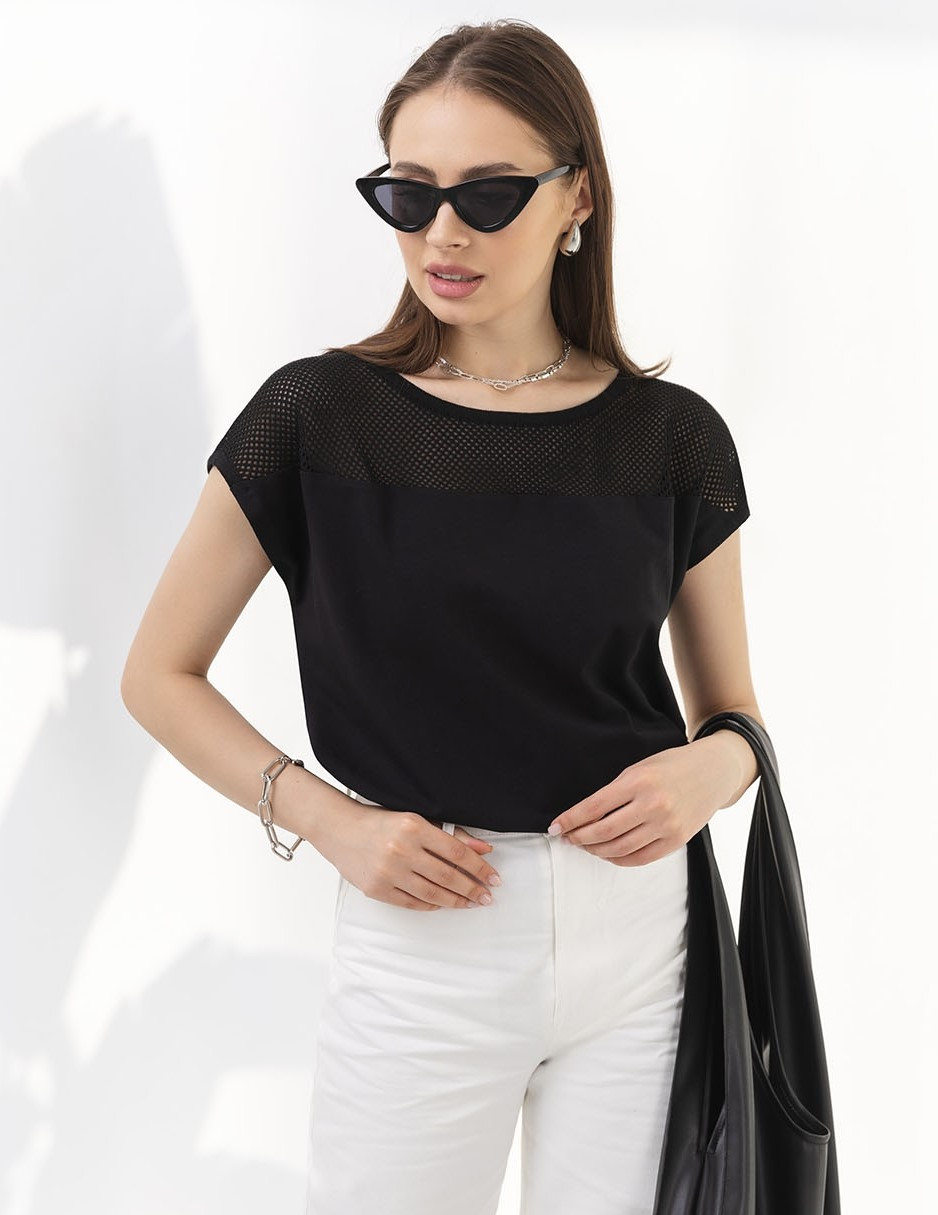 Жіноча однотонна чорна футболка з ажурною вставкою. Модель 3018