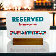 Двостороння табличка РЕЗЕРВ \ RESERVED А6 150x105 мм З індивідуальним дизайном Білий акрил, підставка дерево ACRY