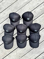 Чорні кепки з нашивками лого