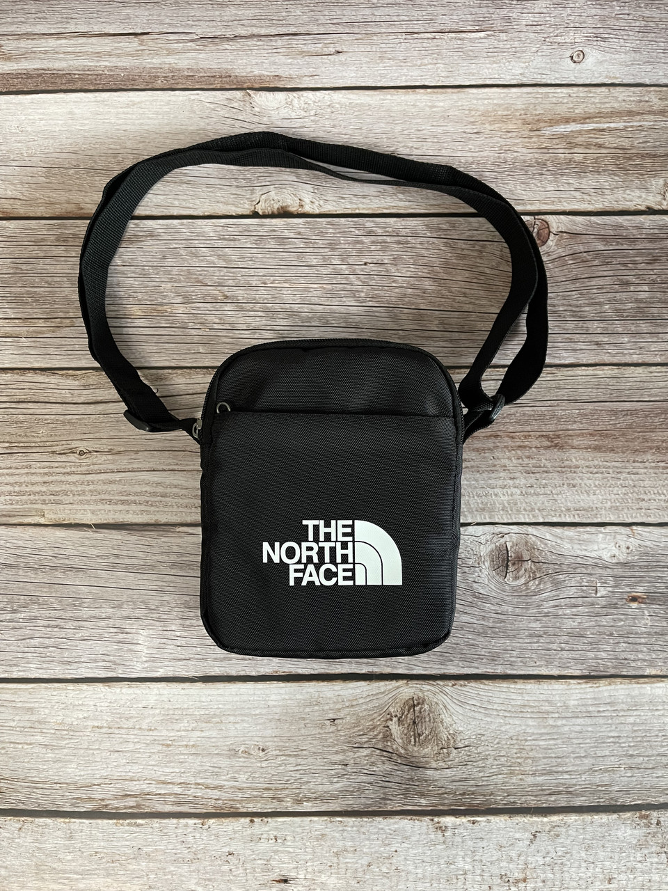 Маленька барсетка The North Face на плече