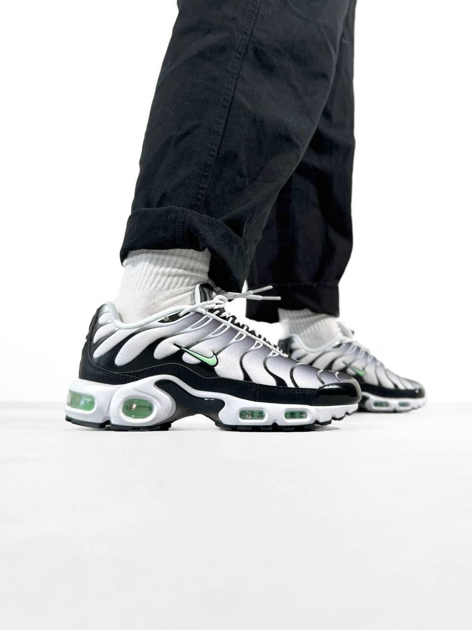 Мужские спортивные кроссовки на большой подошве Nike Air Max TN Plus "Black/White/Mint" айр макс черные с - фото 2 - id-p2203541664