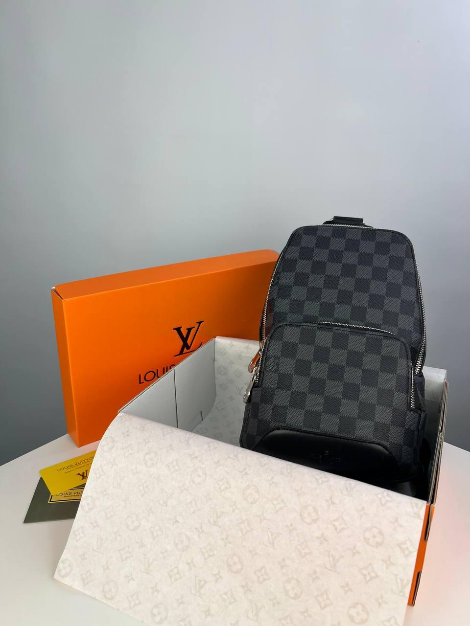 Чорна нагрудна Сумка Слінг Louis Vuitton