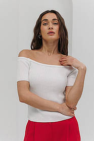 Жіноча в'язана футболка з відкритими плечима в рубчик