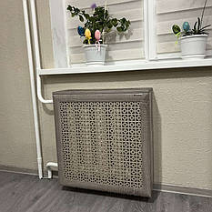 Батарея чавунна на 4 секції, декорована сірим коробом для батарей