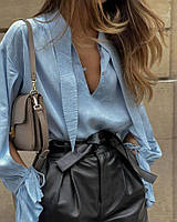 Стильная женственная рубашка легкая на пуговицах, элегантная и изысканная рубашка с вырезом голубого цвета