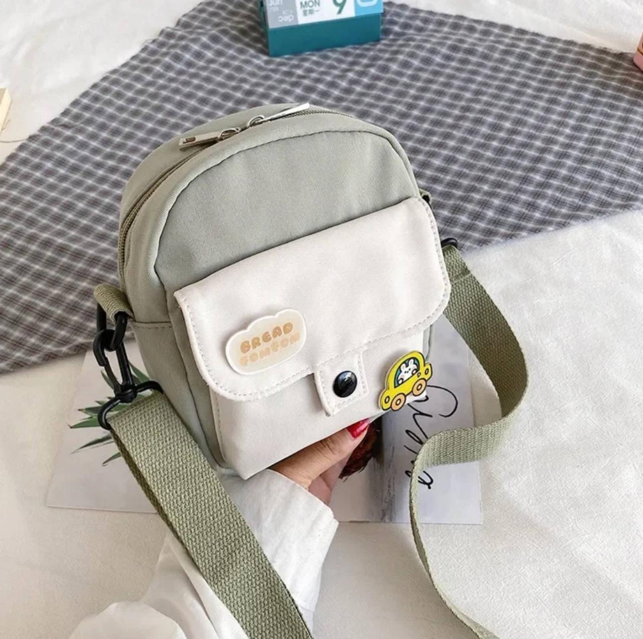 Зелена молодіжна сумочка зі значками. Сумка через плече. Сумочка для телефона. Сумочки для дитини.