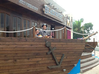 Лимассол – ночная жизнь в этом городе имеет некий налет элитарности: клубы и рестораны здесь уже подороже, да и публика в них посолиднее