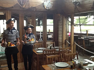 Пожалуй, это единственный город на Кипре, в котором нет четкой концентрации ночных заведений: они располагаются как на побережье, так и в туристической зоне.