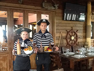 Деревянная мебель лучше всего подходит для интерьера ресторана в средиземноморском стиле