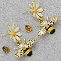 Сережки гвоздики бджілки з кристалами ромашки з емаллю та перлиною золотисті розмір 30Х15 мм покриття 925 S