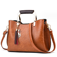 Женская сумка на плечо с брелоком женская сумочка повседневная экокожа Коричневая Adore Жіноча сумка на плече