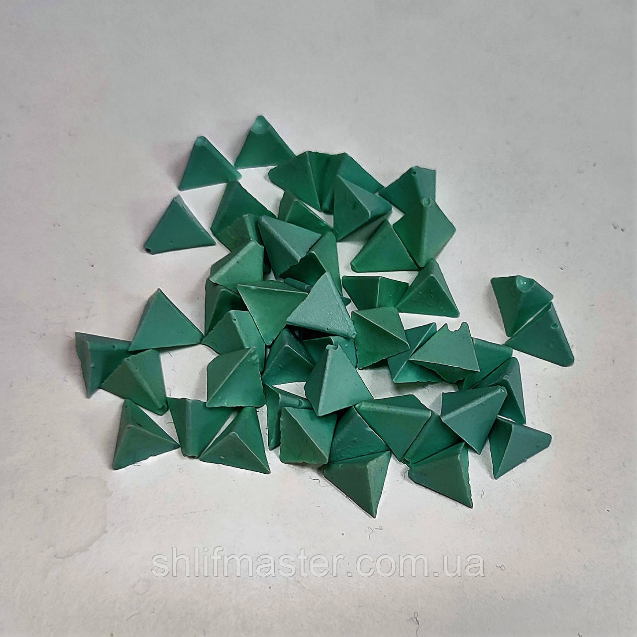 Наповнювач для галтування пластик зелений OTEC PM10 (піраміда 10х10 мм) (1 кг)