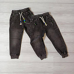 Сірі джинси джогери на хлопчика з поясом на гумці та знизу з манжетами в розмірі 104