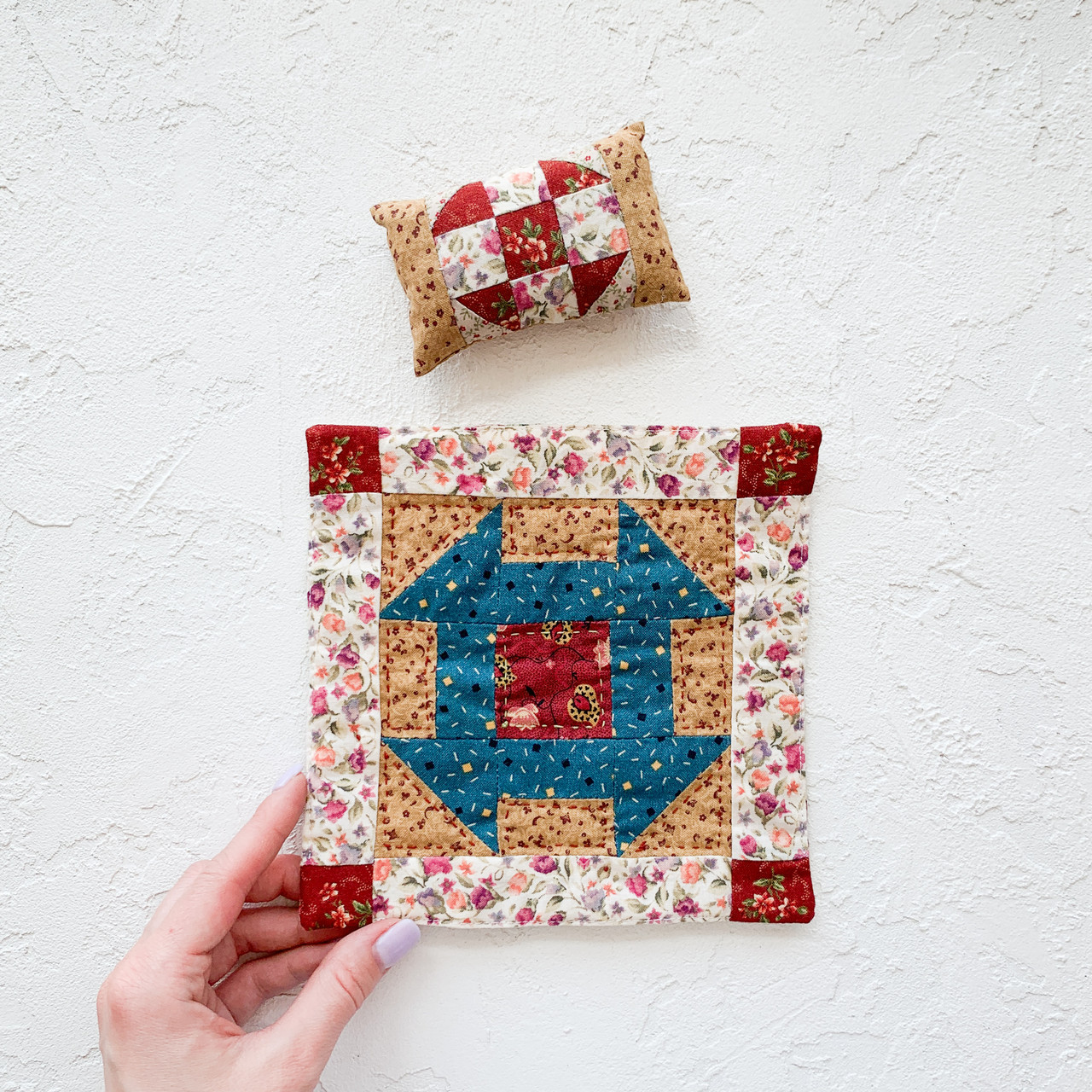 Мініатюра подушка пэчворк 5.5*9 см Квіткові клаптики, фото 1