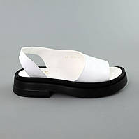 Белые женские сандалии из натуральной кожи с черной подошвой. Adore Білі Сандалі жіночі з натуральної шкіри з