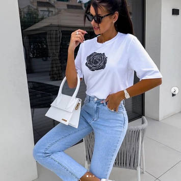 Жіноча футболка Троянда 42-50 біла